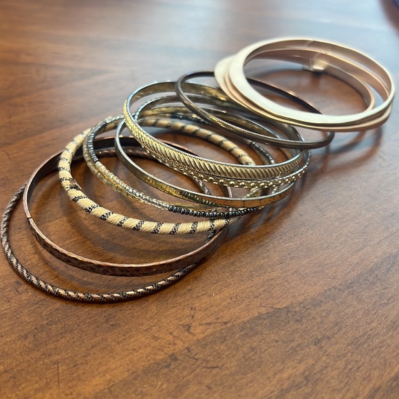 Assorted gold colored bangles - Picture 3 of 3
